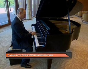Vladimir Putin tunjuk kebolehan bermain piano