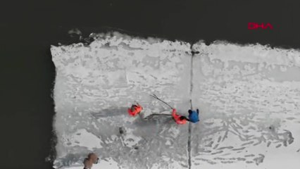 Buzdan sal yapıp balık avlıyorlar