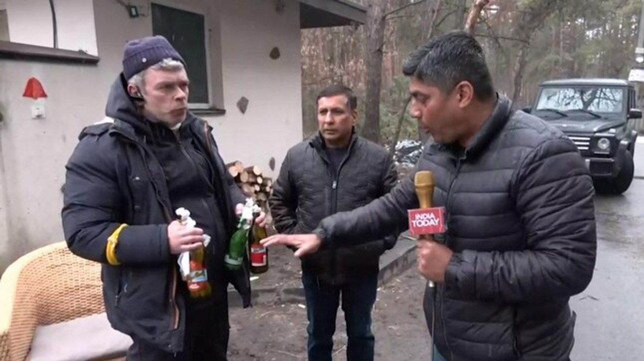 Locals make petrol bombs at checkpoint in Kyiv, say ‘won’t let Russian troops cross barricades’