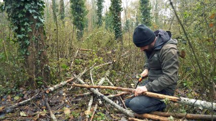 Building complete and warm survival shelter - Bushcraft earth hut, grass roof & fireplace with clay