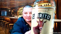 Abriendo una botella de #tequila #cabrito reposado con #sal de #chapulin en el #bar bas Platicando y saludando a los contactos de las redes sociales