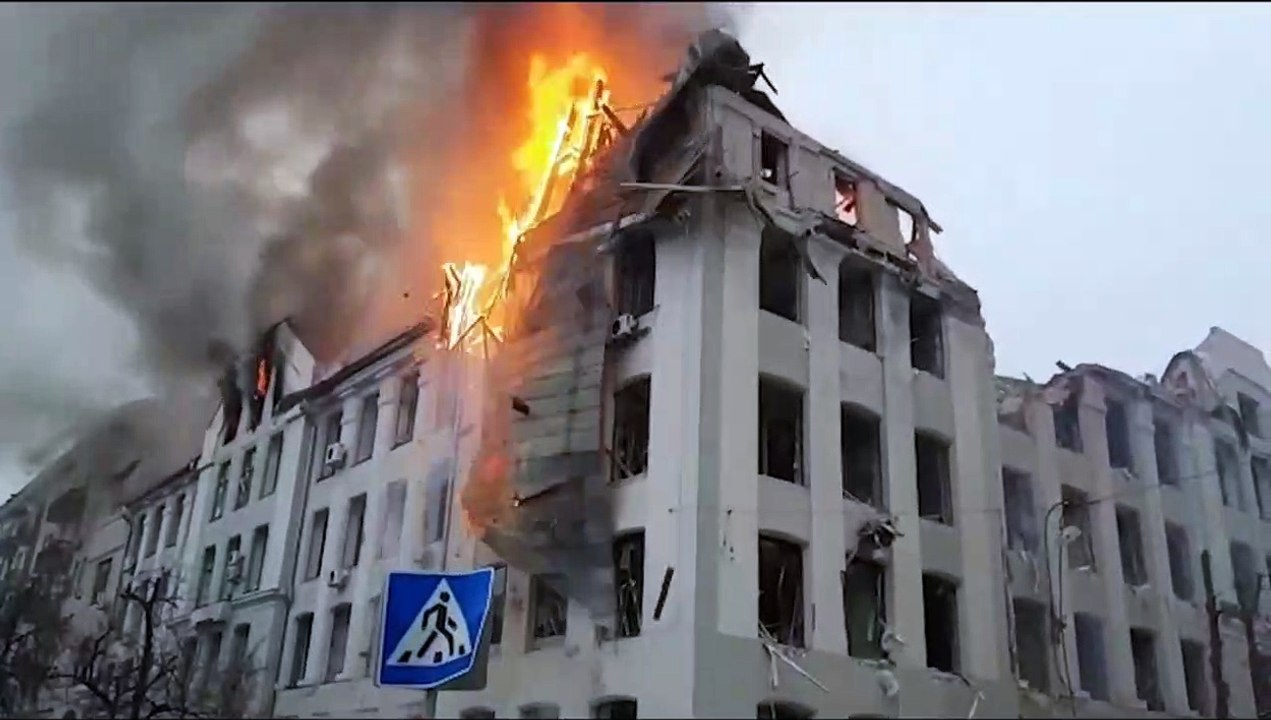 Attacchi russi in Ucraina, edifici distrutti a Kharkiv e Zhytomyr
