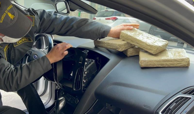 Video Palermo - 4 chili di cocaina nascosti nel cruscotto dell'auto: arrestato \