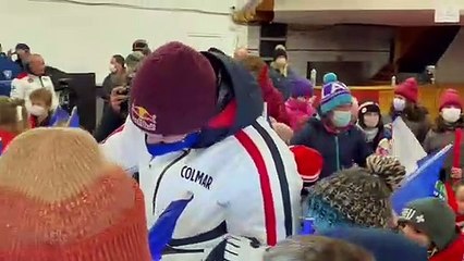 Séance de dédicace intense à Val d'Isère pour le champion olympique de slalom, Clément Noël
