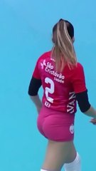 Rituel de service plutôt agréable de Key Alves, joueuse de volley brésilienne