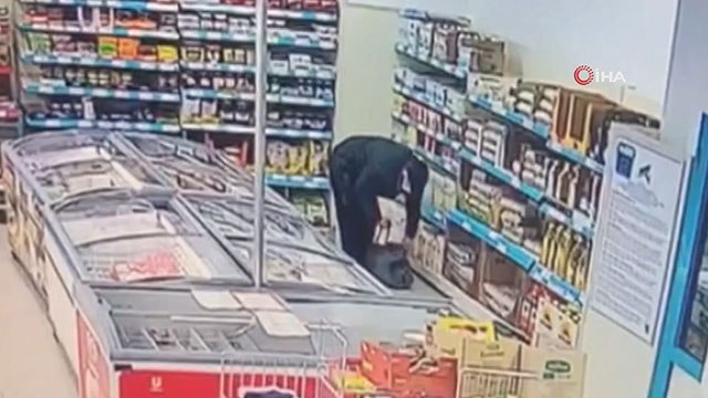 Marketten hırsızlık yapan zanlılar kameraya yansıdı