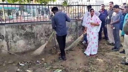 कार्यक्रम स्थल पर गदंगी देख भड़की मेयर मुनेश गुर्जर, खरीखोटी सुनाती रही झाडू लगाती रही