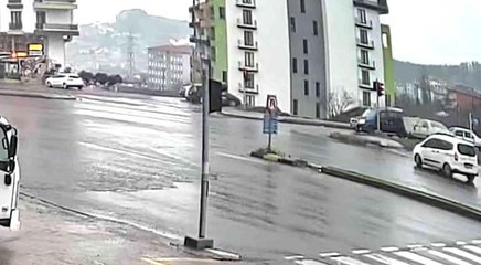 Son dakika haberleri | Başka bir araca çarpan otomobil yoldan çıkıp kaldırıma çıktı... O anlar kamerada