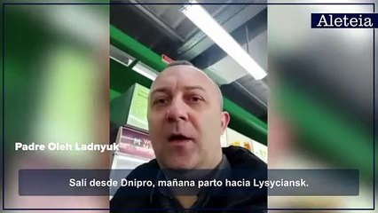 Sacerdote no abandona a la gente en Ucrania