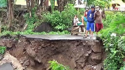 Jembatan Penghubung Dua Kampung di Pandeglang Ambruk, Tak Mampu Bendung Air di Sungai