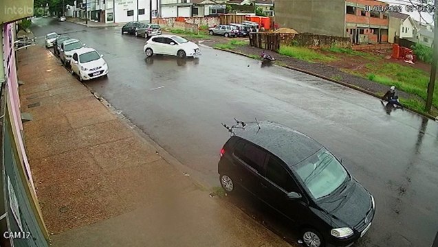 Impressionante: Motociclista é arremessado a vários metros após colisão contra carro