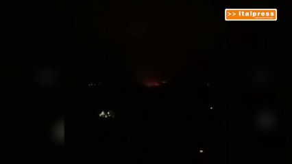 Ucraina, le immagini di una grande esplosione notturna a Kharkiv