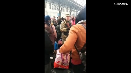 In fuga dalla guerra, ma i neri possono attendere