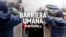 Guerra Russia-Ucraina, barriera umana a Melitopol: i civili bloccano i blindati russi