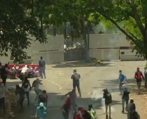 Dua maut termasuk seorang anggota polis anti rusuhan