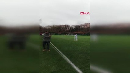 SPOR Maç başlarken gözlerini kapatan futbolcular hakem kararlarını protesto etti