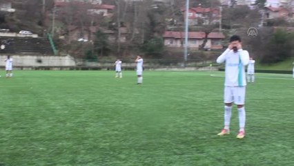 ZONGULDAK - Amatör lig futbolcuları elleriyle gözlerini kapatarak hakemleri protesto etti