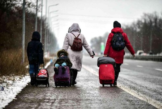 Ukraynalılar Romanya sınırını yürüyerek geçmeye çalışıyor