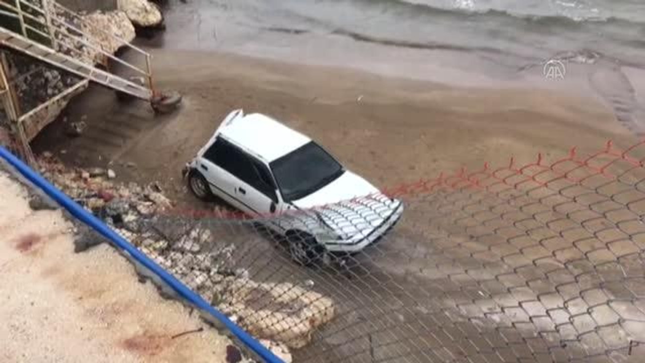 Kumsala devrilen otomobili itfaiye çıkardı
