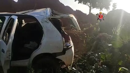 Veículo capota com duas pessoas na BR 251