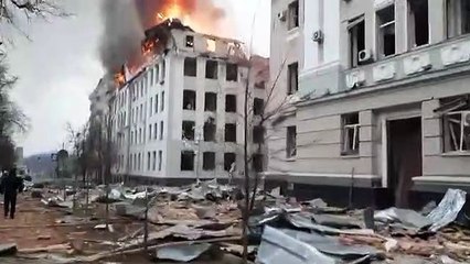 Edificios destruidos tras un bombardeo ruso en Járkov