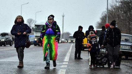 Ukraynalılar Romanya sınırını yürüyerek geçmeye çalışıyor