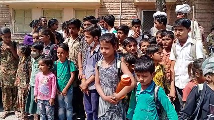 बच्चों ने लगाई कलक्टर से गुहार...हमारी स्कूल में शिक्षक नहीं आते...