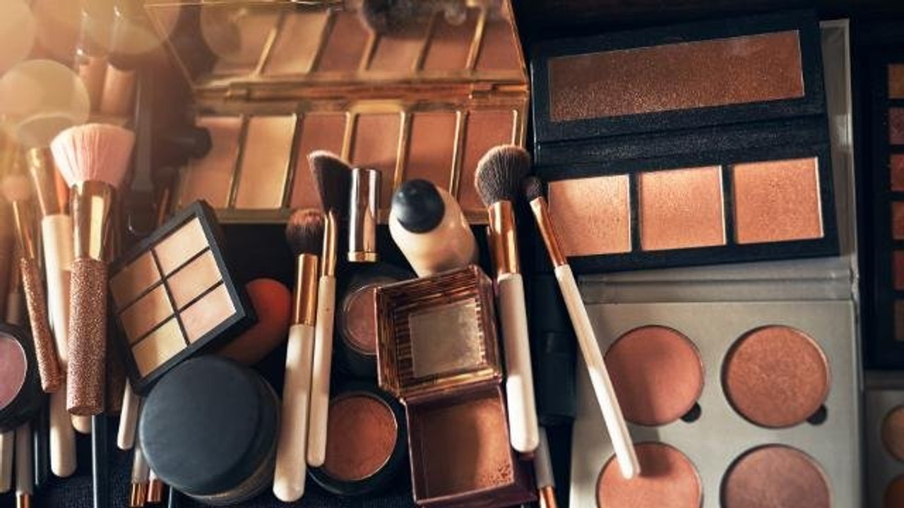 طرق استخدام منتجات مكياج منتهية الصلاحية