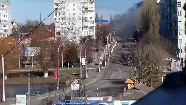 Ukraine : Un habitant filme un char russe qui tire un obus vers lui et touche son immeuble !