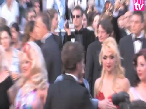 Festival de Cannes 2010 : Mathieu Amalric et ses effeuilleuses enflamment le red carpet