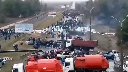 Civilian of Ukraine blocking road to prevent entry of Russian nuclear plant