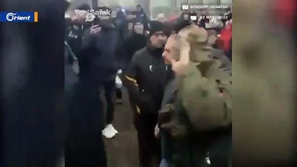 جندي روسي يهدّد بتفجير نفسه لحظة محاصرته من قبل مواطنين أوكران