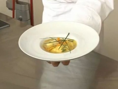 L'atelier des Chefs : ravioles de chèvre frais au paprika, bouillon de légume