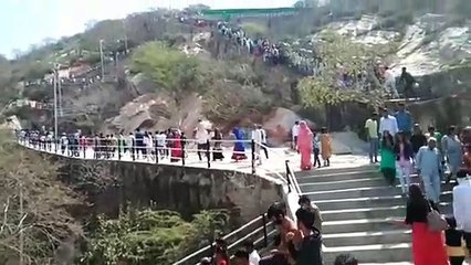 नीलकंठ मेले में श्रद्धालुओं की कतार