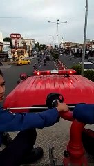 Naik mobil pemadam kebakaran menyusuri kota cilegon