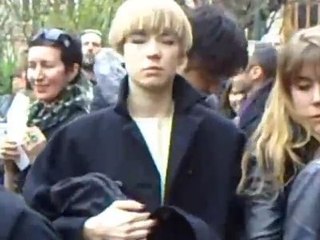 Fonelle en extase devant une jolie coiffure