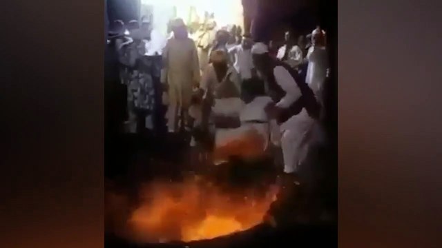 Tarikatçılar ayin sırasında alev alev yanan köz kuyusunda ateşin içine düştüler!