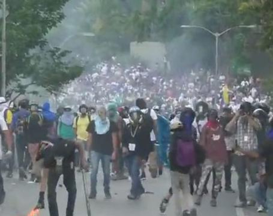 Venezuelan police throw tear gas at opposition...
