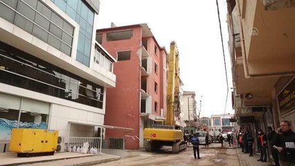 Marmara Depremi'nde ağır hasar gören binaların yıkımı sürüyor