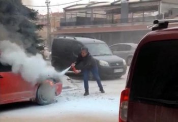 YANAN OTOMOBİLE YOLDAN GEÇEN SÜRÜCÜLER MÜDAHALE ETTİ