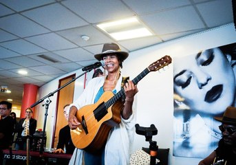 ELLE LIVE #16 : Ayo chante à la rédaction