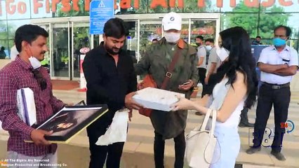 When Shraddha Kapoor Gift By an Unknown Boy and that too in front of Her Father Shakti Kapoor in Mumbai - Watch Video