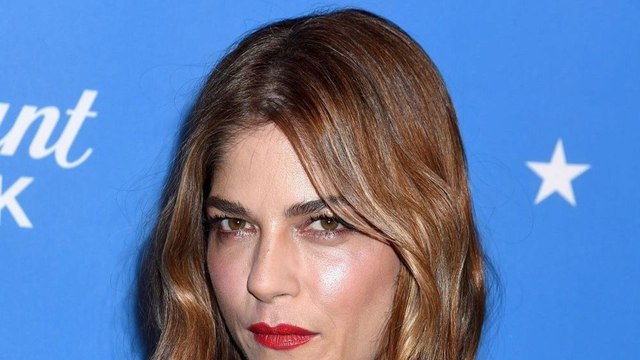 Selma Blair sur la sclérose en plaques : « Parfois je vacille, mais notre force est incommensurable »