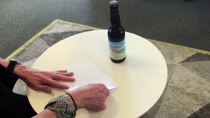 Comment ouvrir une bouteille de bière avec une feuille de papier ?