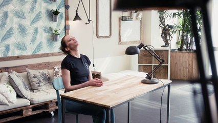 Yoga au bureau : 5 minutes pour détendre sa nuque et ses poignets