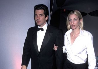 Comment adopter le style iconique de Carolyn Bessette Kennedy dans les années 90 ?
