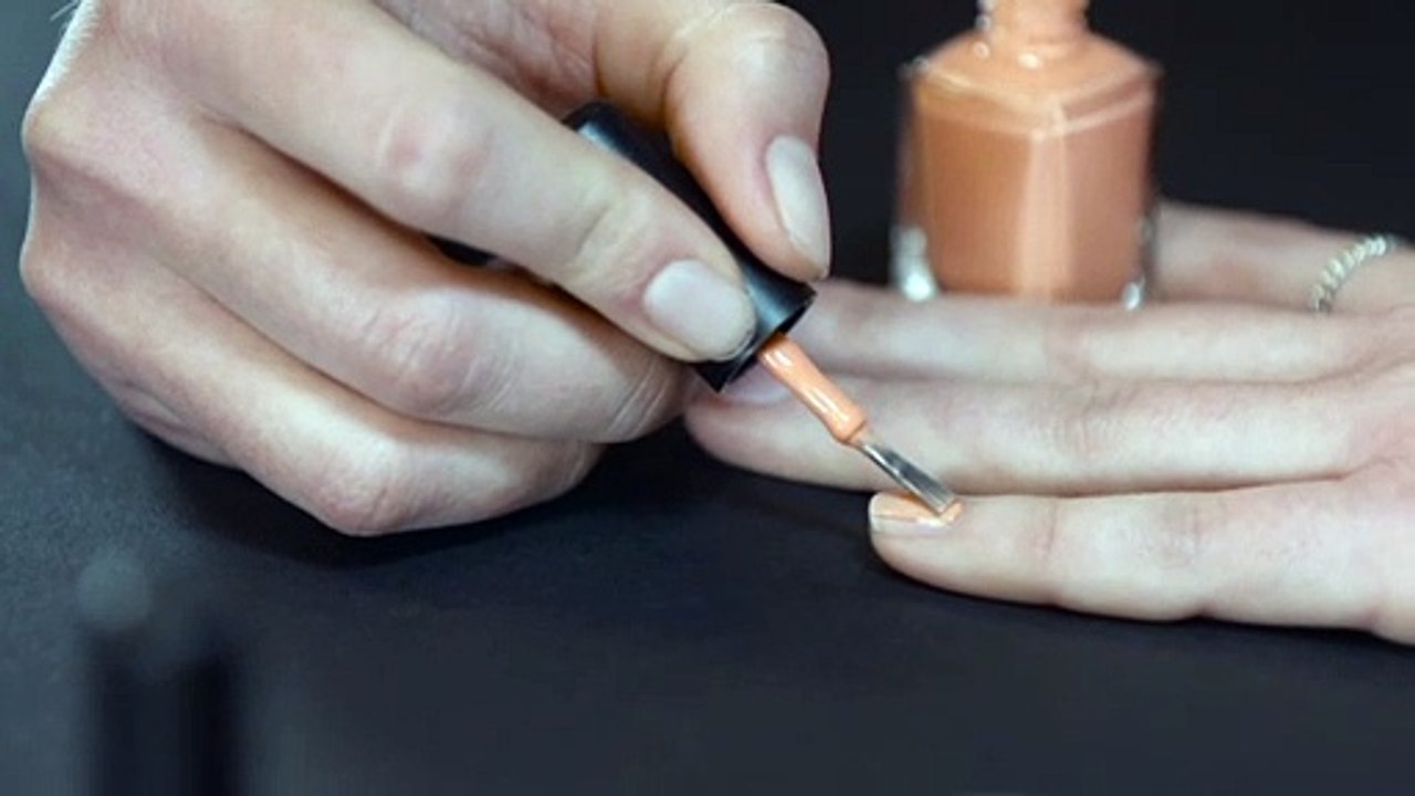 Comment appliquer un vernis pastel sans faire de traces ?
