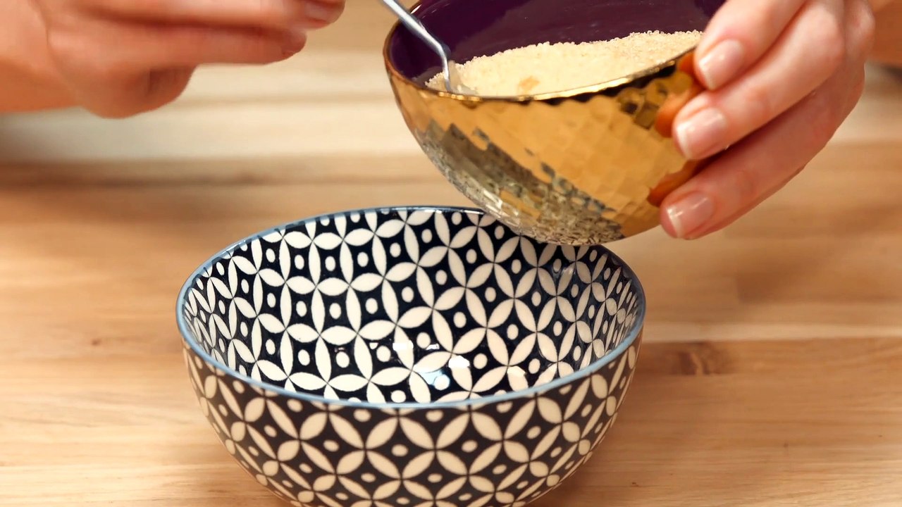 DIY : comment faire un gommage des lèvres au sucre et au miel