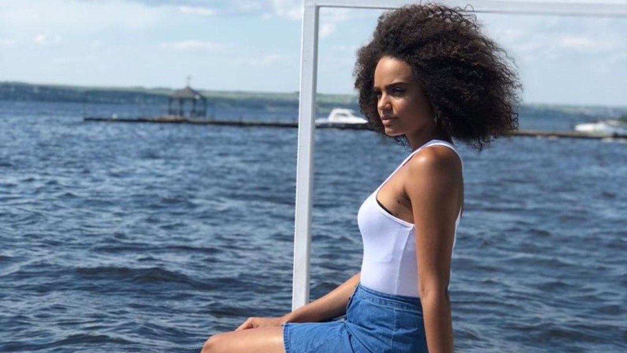 Alicia Aylies change radicalement de tête pour les vacances