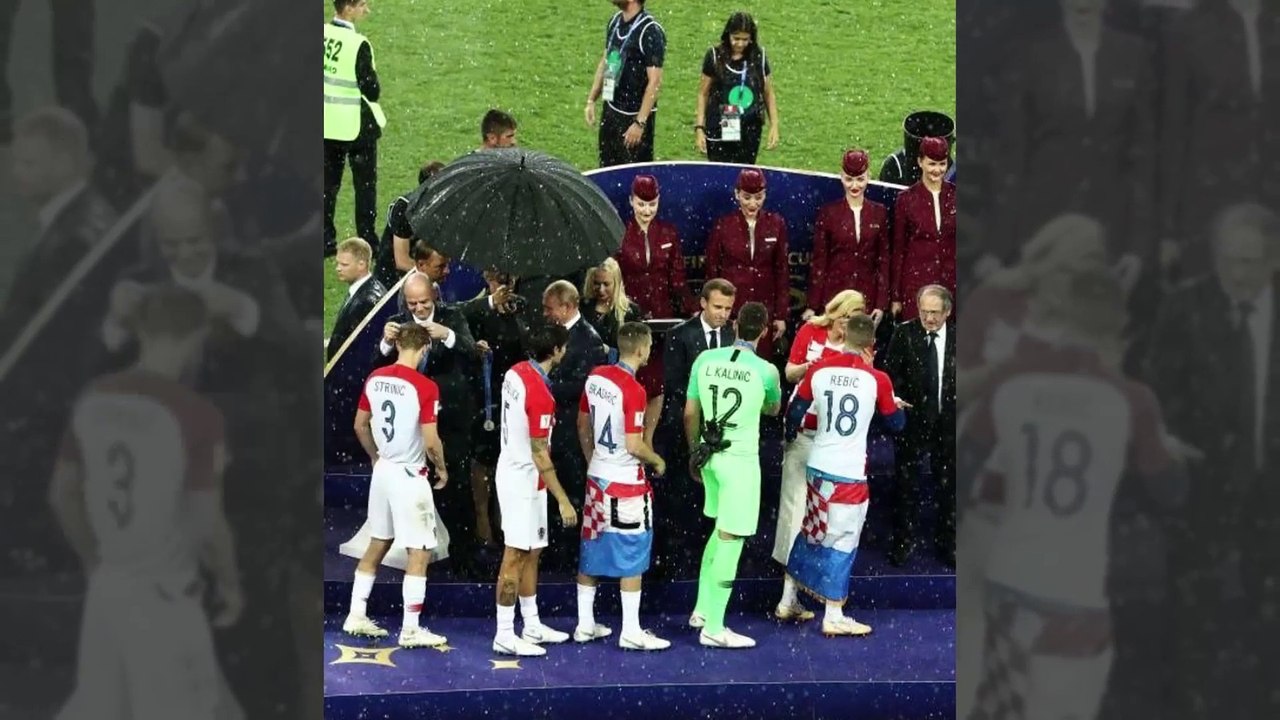Mondial 2018 : quand la Présidente croate, reste sous la pluie alors que Vladimir Poutine s’abrite sous un parapluie